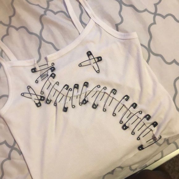 Custom black pinned crop top - Picture 2 of 2